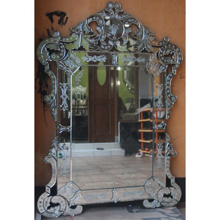  Venetian mirror. 1950s etched glass mirror. Convex smoked mirror. Cermin dinding. Antique venetian etched glass mirror. Mi. Venetian mirror manufacture. Antique Glass Mirror